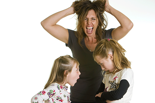 une maman s'arrache les cheveux à cause des enfants 