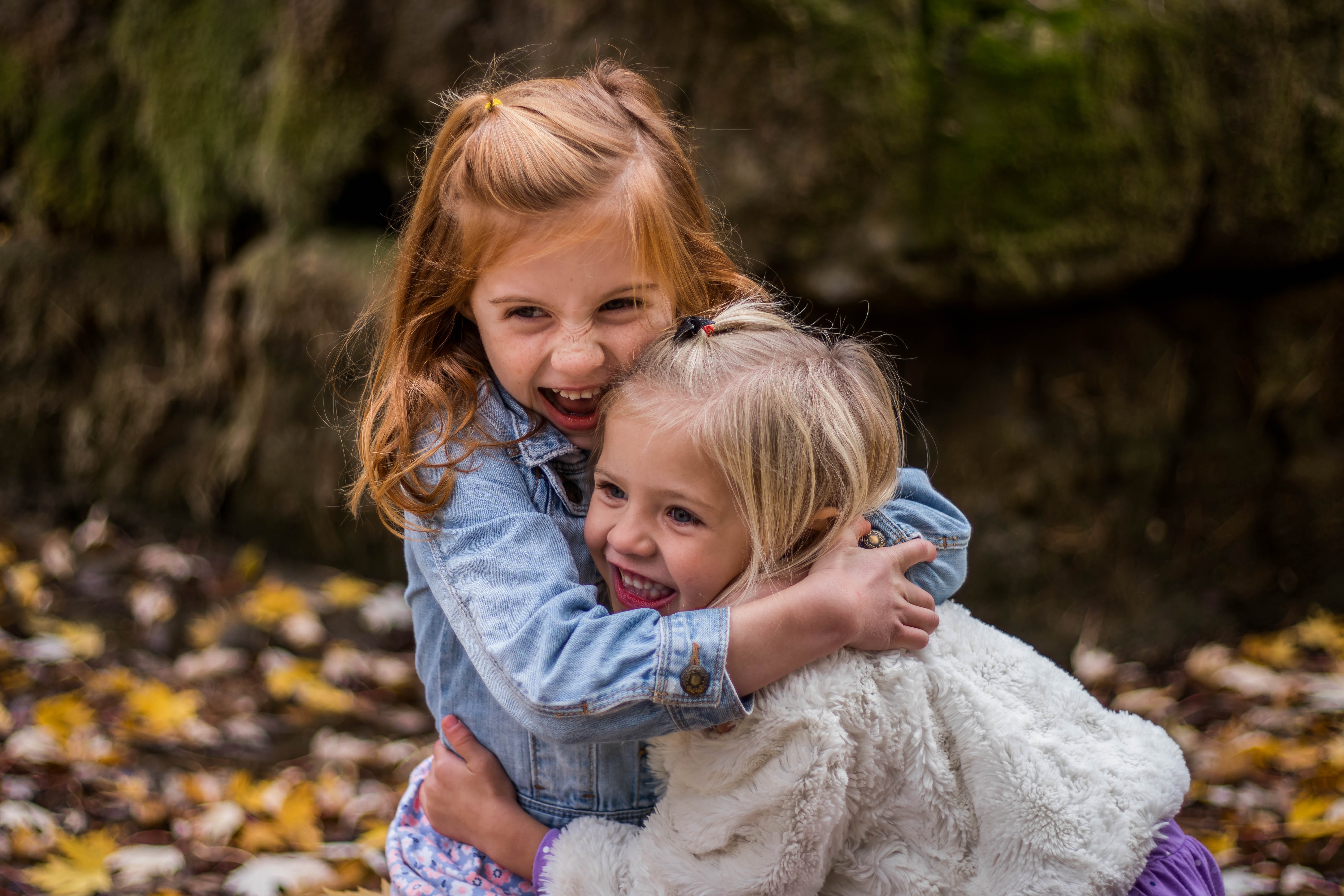 Deux enfants rigolent ensemble.